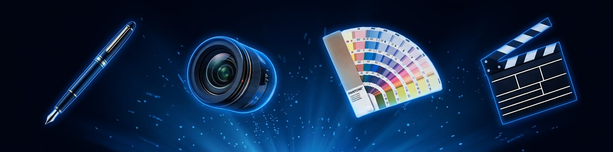 Reservoarpenna, kameraobjektiv, Pantone-färgkartor och filmklappa svävande mot mörk bakgrund. Ikoner för klassiskt marknadshantverk: copy, foto, design och film.