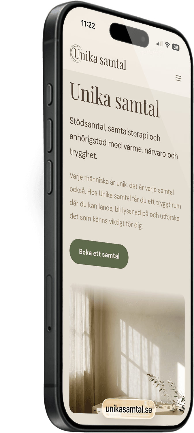 Startsidan för Unika samtal i mobilformat, visad i en mobiltelefon som lutar snett framåt med en andra telefon bakom sig med baksidan utåt. På skärmen ligger logotypen och hamburgermenyn överst, sedan rubriken Unika samtal, ingressen och den gröna knappen Boka ett samtal, och därunder hero-fotot av det solbelysta rummet med gardin, träbord och en olivkvist. Nedtill syns en etikett med adressen unikasamtal.se.